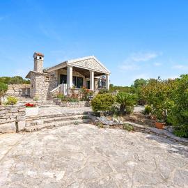 Gorgeous Home In Zirje With Wifi，日列島的飯店