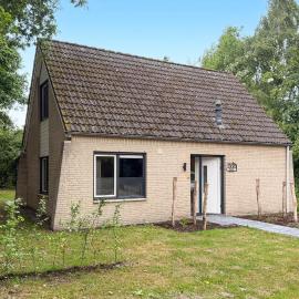 3 Bedroom Stunning Home In Hoeven, hotel a Hoeven