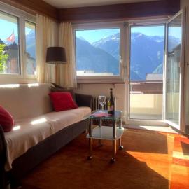 Bright apartment close to center, hotel em Grächen