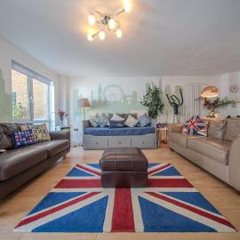 Modern 4 Bed 3 Bath House - 4 Groups with FREE Parking - Central London, hotel in London