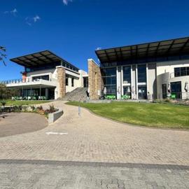 Relaxing 2-Bedroom Stay in Secure Jackal Creek Golf Estate