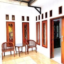 Denisa homestay Kuningan 2, Hotel in Mantaak