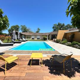 La Bredi Villa proche de Bordeaux avec piscine et spa, viešbutis mieste La Brede