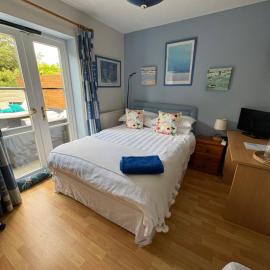 Comfortable Guest stay in Paddock Wood and we also offer second bedroom for children or friends travelling together, viešbutis mieste Paddock Wood