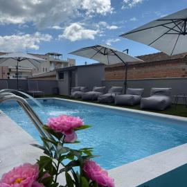 STREET 90 Luxury Apartment, hotell i Keramoti