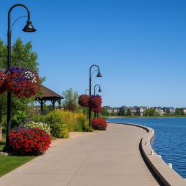 Cozy 2-Bedroom Suite 5 Minutes Walk to Chestermere Lake, hotel di Chestermere