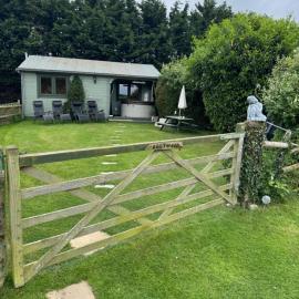 Cosy 2 BR cabin on coast private hot tub ' Driftwood ', hotel in Stolford