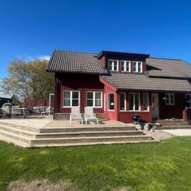 Havsnära villa med vedeldad bastu, perfekt för familjer och företag, hotel en Umeå