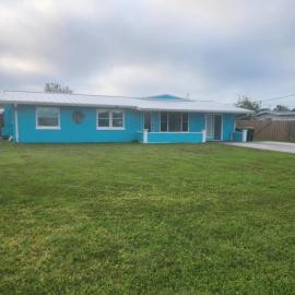 Cozy Blue sleeps 10 pet friendly hot tub, Hotel in Englewood