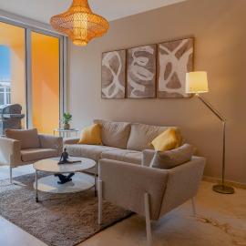 Modern Ground Level Condo, 2 bedrooms, Direct pool access, hotel i Palm-Eagle Beach