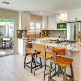 Walk to Park & Aquatic Center: Airy Redding Home!, Hotel in Redding
