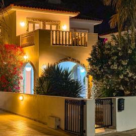 Sunny Villa with Hot Tub, Garden and 2 Bedrooms, 5 Minutes to the Beach، فندق في بيلا