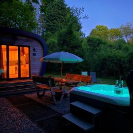 Sunridge EcoPod with Private Hot Tub, hotel in Plymouth
