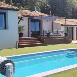 Dans la nature, villa de Standing avec piscine chauffée, jaccusi extérieur, hotel a Clermont-lʼHérault