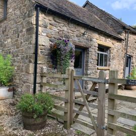 Wren Cottage, Manifold cycle trail,Peak District, hotel in Waterfall