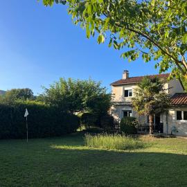 Maison agréable et lumineuse, jardin vue nature, Nant Aveyron