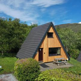 1 Bedroom Cabin with Mountain & Loch Views - Quiet Location between Glencoe & Ben Nevis