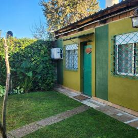 Casa 2 ambientes con jardín y garage