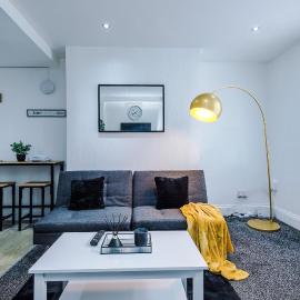 Luxury 1 bedrooom house, sleeps 4, free parking