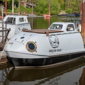 Ausgbebautes Rettungsboot ARDSCHE NOAH: Hamburg'da bir otel