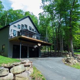 Modern Chalet with Hot Tub and Lake Access, hotel a Monticello