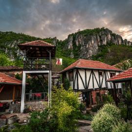 Golemi kamik Pirot Vlasi 4, Hotel in Pirot