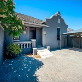 Strand Overnight - 24 Hour check-in - close to major private hospitals - sleeps 1- 4 guests - self catering - quiet neighborhood - week night low rate for single guest - weekends min 2 nights, hotel in Strand