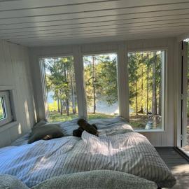 idyllisk hytte ved vannet, готель у місті Шіен