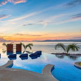 Residences by Pinnacle - Luxury 2 bed, 2 bath Romantic Zone condo, hotel em Puerto Vallarta