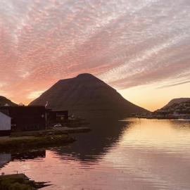 Small renovated boathouse down by the sea, hotel a Klaksvík