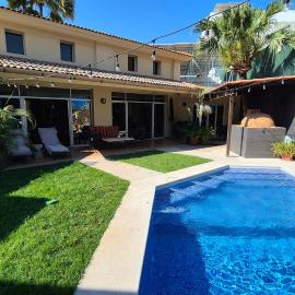 Private bedroom in gorgeous shared Versailles house with heated and cooled pool, hotel in Puerto Vallarta