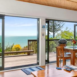 G SPOT LOWER LEVEL with spa, hotel in Raglan