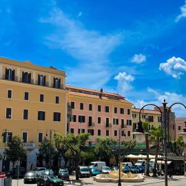 NIMPHAEA BLUE APARTMENT - Elegant Central Flat, Walk to Beach & Train Station, hotell i Nettuno