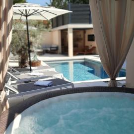 Villa Nostalgia - with private heated pool, jacuzzi and sauna, hotel in Koper