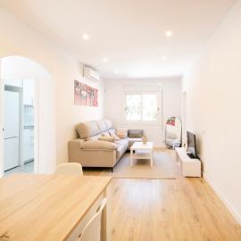 Lovely apartment with 3 bedroom, hotel in Cornellà de Llobregat
