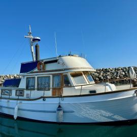Nuit de quiétude sur un bateau et dans l'eau, hotel in Condrieu