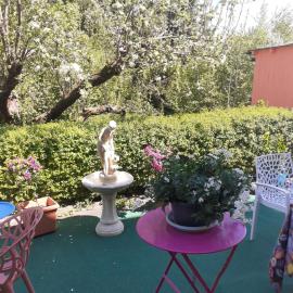 4 km zu A7 und A71, Idylle am Bach, großer Garten, hotel v destinácii Euerbach