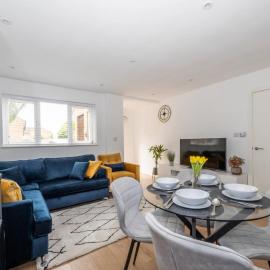 Spacious 2 bedroom home, Contractors friendly and free parking