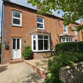 Entire Charming Three Bedroom Seaside House With Garden - Close to Town & Beach, Ideal for Groups, Families, hotel in Sheringham