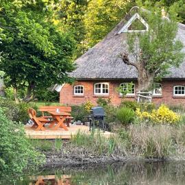 Reetdachhaus am See Ostfriesland