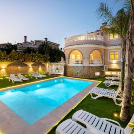Luxury Villa Paraiso Alicante - Piscina Salada Climatizada, Chimenea, gymnasio, despacho, Fútbol , Golf , BBQ , Netflix, hotel en Rebolledo