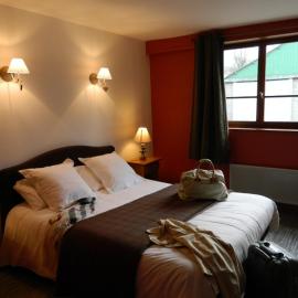 LOGIS - Auberge Du Colombier, hótel í Guînes