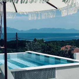 Viesnīca Georgianna's suite with private pool , 'greysuite' pilsētā Kómpoi