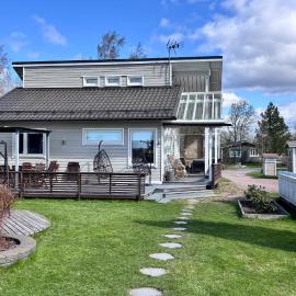 Villa Krystle - Riverside Retreat, hotel in Pori