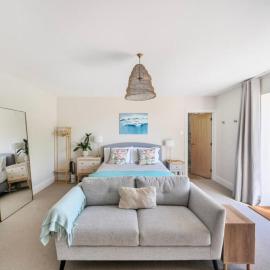Brand New Self contained garden guest suite, hotel in Corsley