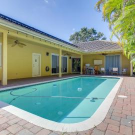 5 Mi to Jupiter Beach Park: Poolside Oasis!, hotel v destinácii Jupiter