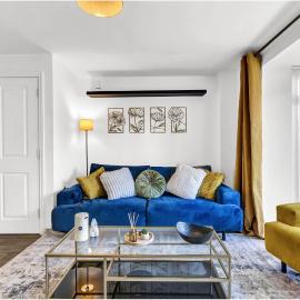 OnSiteStays - 4 Large Bedrooms 3 Bathrooms 1 WC Parking Garden & Wifi, hotel v destinácii Basildon