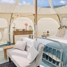 Luxury Stargazing Glamping - Seren Hardd with Hot Tub, hotel in Llanidloes