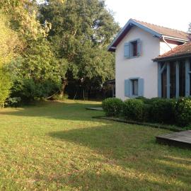 Maison ancienne dans parc boisé
