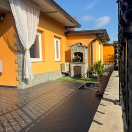 Summer house with terrace and free private parking, hotel di Koper